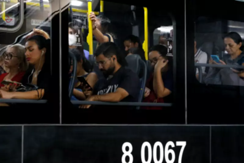 Novo golpe do vômito em ônibus de SP: criminosos simulam sujeira para furtar celulares