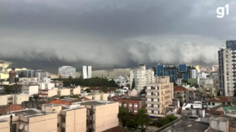 Nuvem gigante se aproxima de Porto Alegre com previsão de chuva intensa e ventos fortes