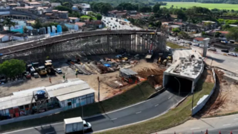 Obras na Av. Sebastião Gualberto causam trânsito intenso em São José dos Campos