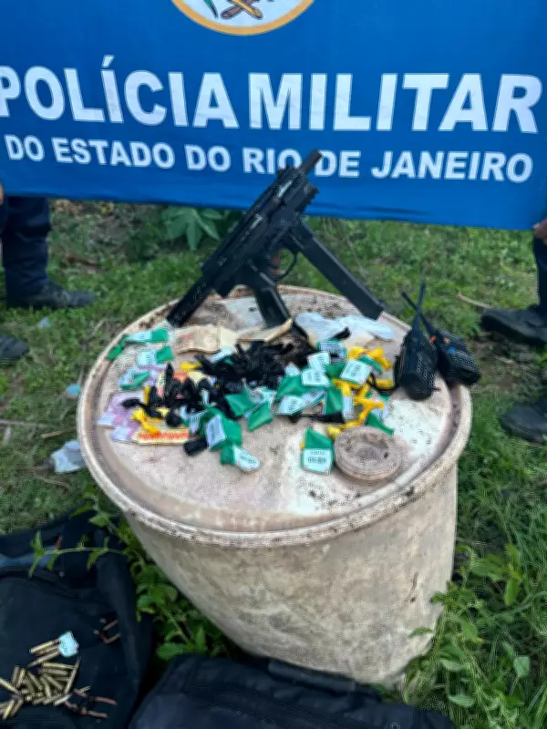Operação da PM apreende submetralhadora, munições e drogas em comunidade de Macaé