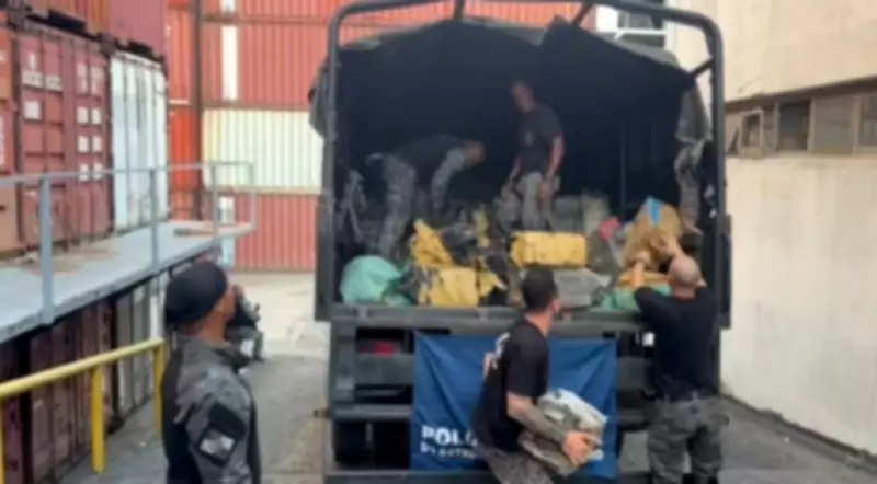 Operação da PM apreende três toneladas de drogas e armas no Complexo da Maré