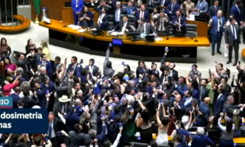 Oposição comemora projeto que reduz pena de Bolsonaro e aliados