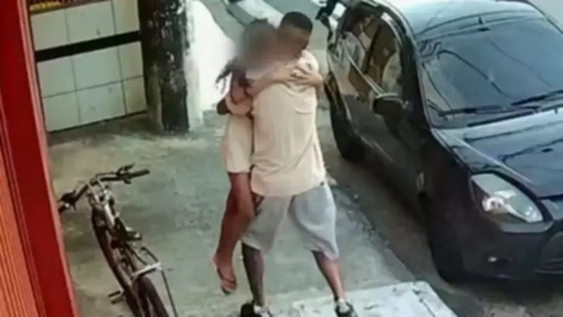 Pai abraça filha após atropelamento fatal em Diadema; motorista bêbado preso