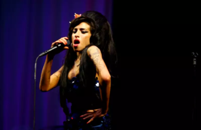 Pai de Amy Winehouse perde processo contra amigas que venderam objetos da cantora