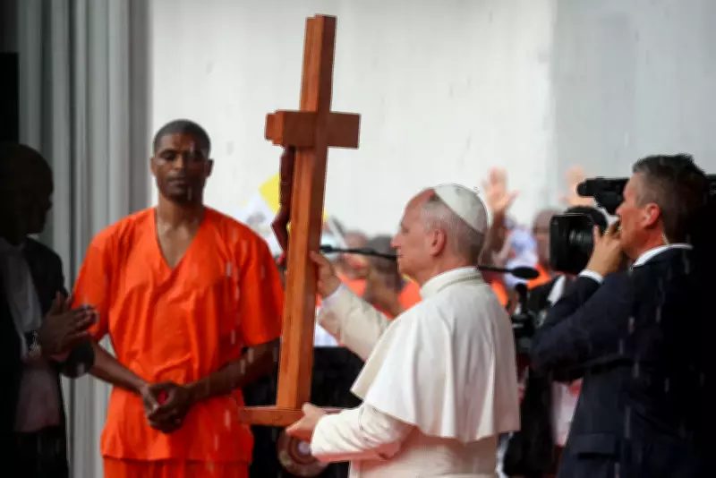 Papa Leão XIV enfrenta tempestade e ouve gritos por liberdade em prisão na Guiné Equatorial