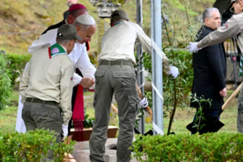 Papa Leão XIV planta oliveira na Argélia em visita marcada por tensões e homenagem a Santo Agostinho