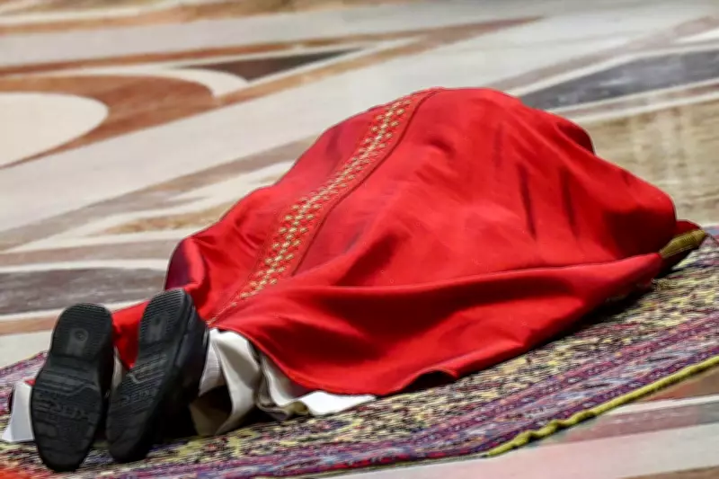 Papa Leão XIV realiza prostração na Basílica de São Pedro na Sexta-Feira Santa