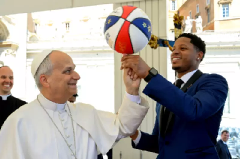 Papa Leão XIV recebe Harlem Globetrotters no Vaticano e tenta equilibrar bola de basquete