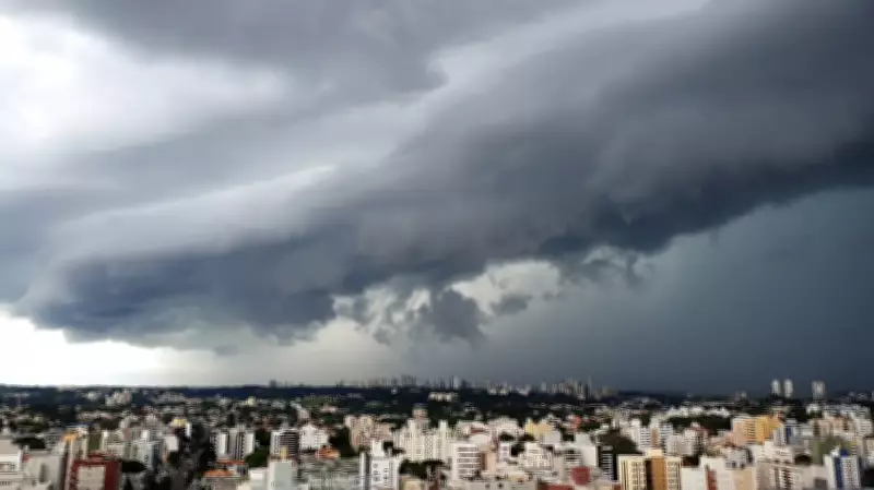 Paraná em alerta: tempestade com chuva intensa e ventos fortes