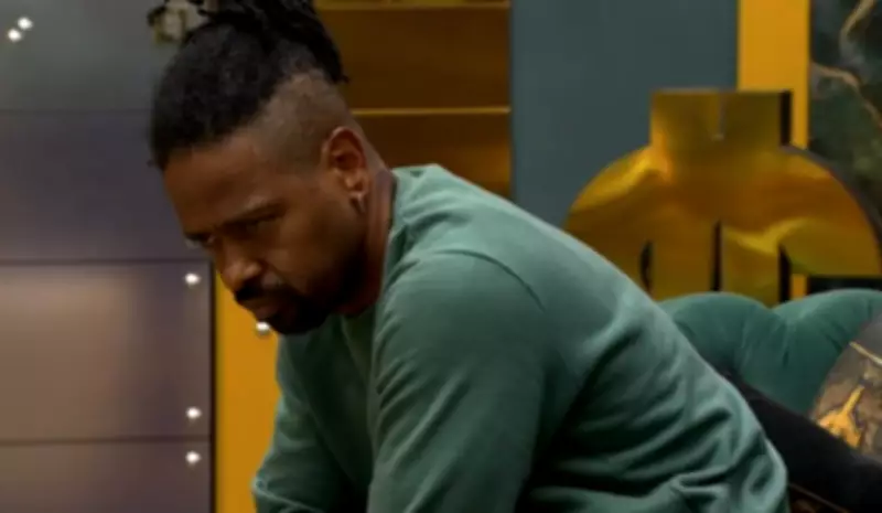 Participante do BBB 26, Leandro Boneco, passa mal e é encaminhado para exames médicos