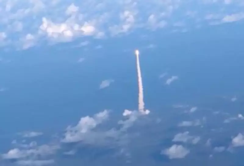 Passageiro em voo comercial registra em vídeo o lançamento lunar da missão Artemis 2 da Nasa