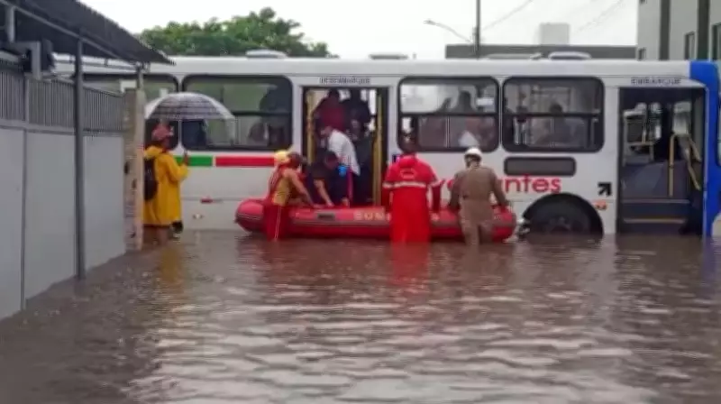 Passageiros de ônibus são resgatados em bote dos Bombeiros em João Pessoa