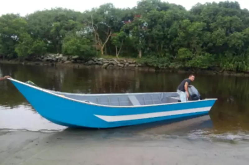 Pescador sobrevive a acidente grave no mar de Peruíbe após barco virar