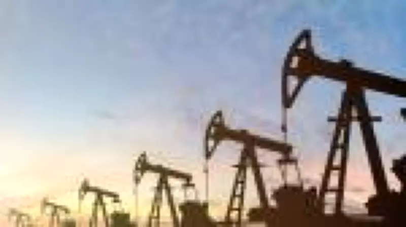Petróleo Brent despenca 14% após reabertura do Estreito de Ormuz e recuo de Trump