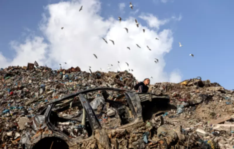 Pilhas de lixo agravam crise humanitária em Gaza com custo de reconstrução bilionário