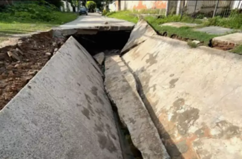 Placa de concreto cede e abre cratera em rua de Pau Amarelo, Paulista
