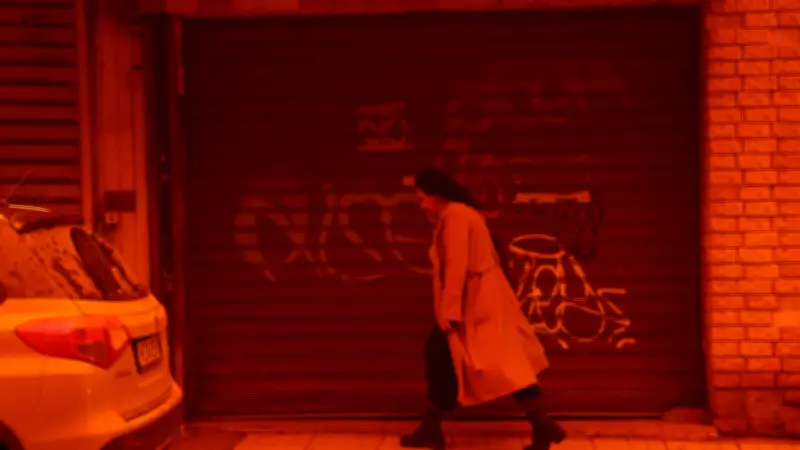 Poeira do Saara tinge céu da Grécia de vermelho e causa caos aéreo e alerta de saúde