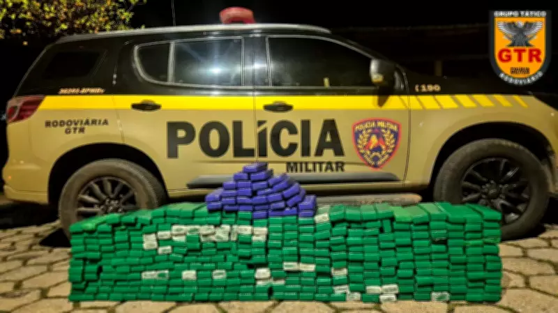 Polícia apreende 341 barras de maconha em rodovia de Passos, Minas Gerais
