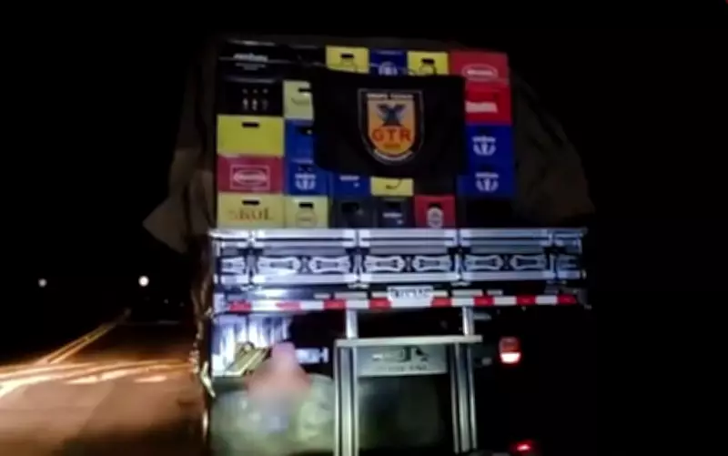 Polícia apreende mais de 12 mil garrafas de cerveja falsificada em rodovia de Minas Gerais