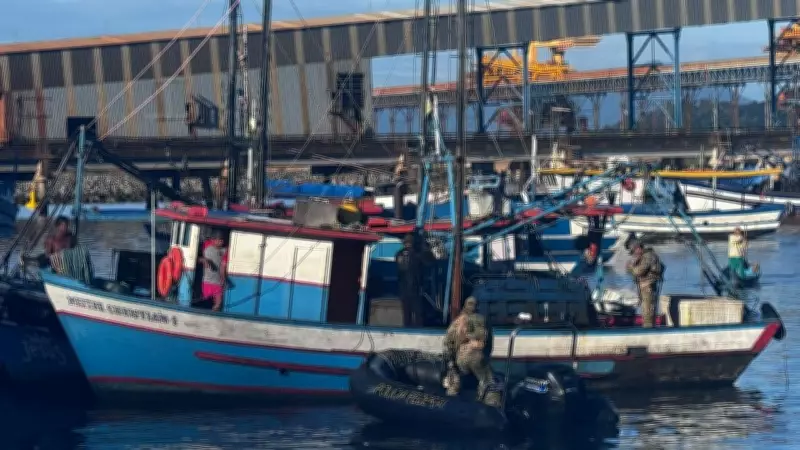 Polícia Federal prende quatro por pesca ilegal e apreende 350 kg de camarão em Itaguaí