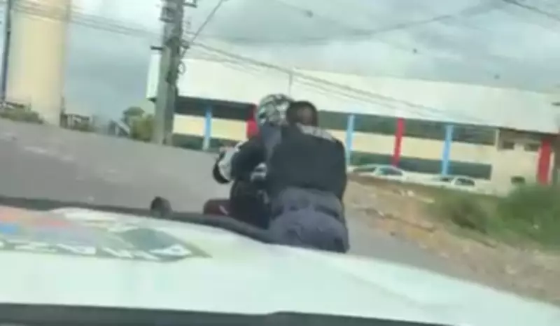 Policiais ajudam cadeirante a subir ladeira em Manaus em ato de solidariedade