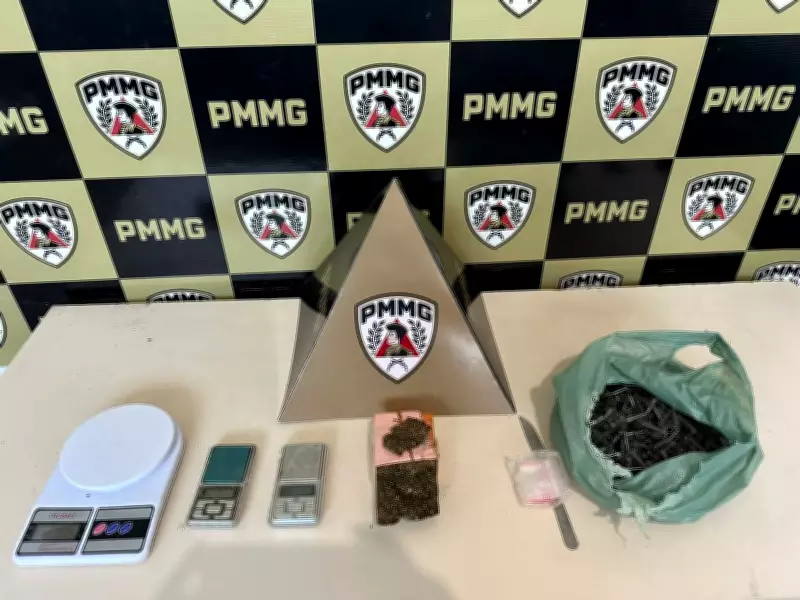 Policiais encontram barra de maconha escondida sob sofá em casa abandonada em Bocaiuva