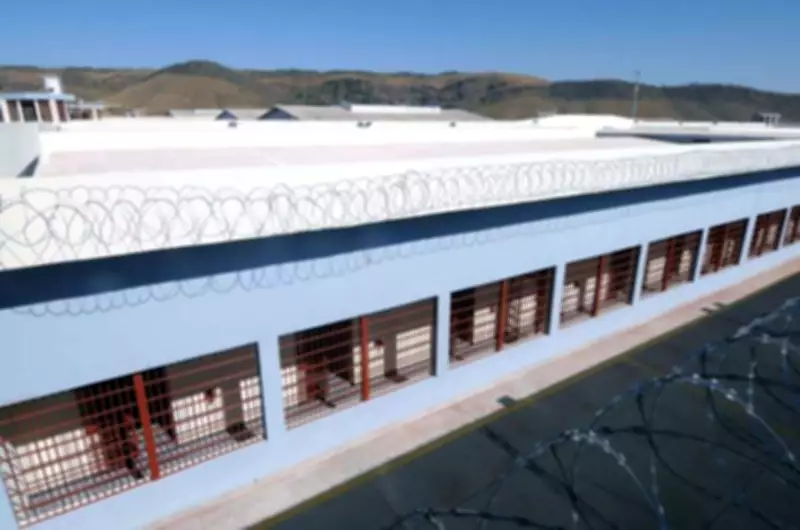 Policial penal é presa em flagrante ao tentar entrar com celulares em penitenciária de Patrocínio