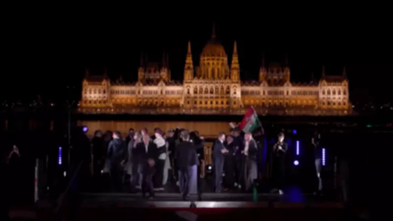 Político húngaro dança para celebrar vitória da oposição e fim da era Orbán
