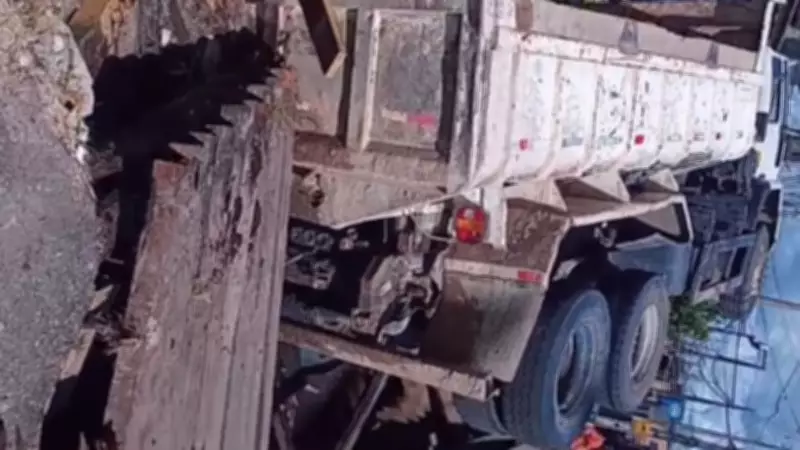 Ponte de madeira cede e caminhão basculante cai em canal no bairro Terra Firme, em Belém