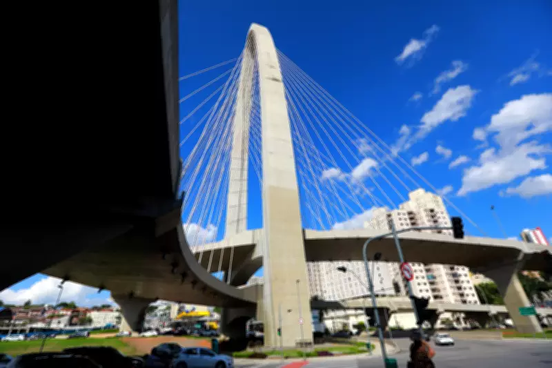 Ponte Estaiada em São José dos Campos tem pista liberada após manutenção com rapel