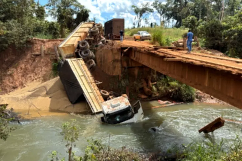 Ponte na MT-560 em Sorriso é interditada após caminhão capotar e cair em córrego