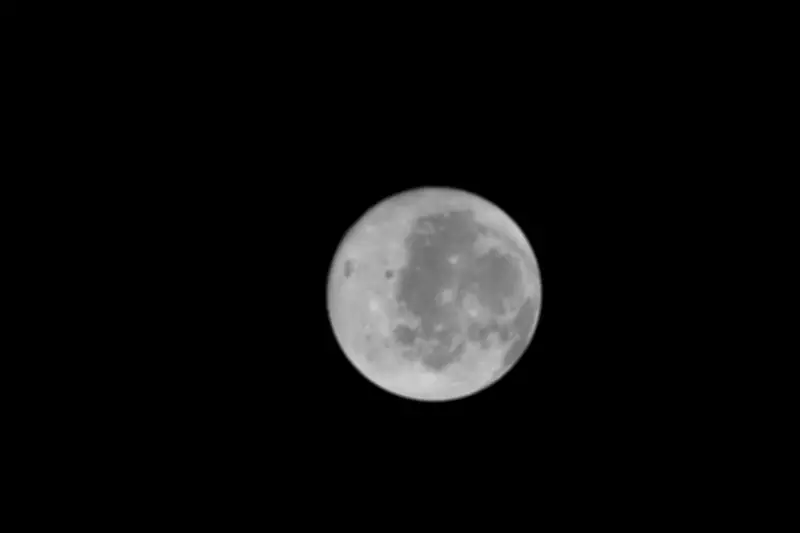 Por que as fotos da Lua e Terra da Artemis II não mostram estrelas? Astrofísico explica