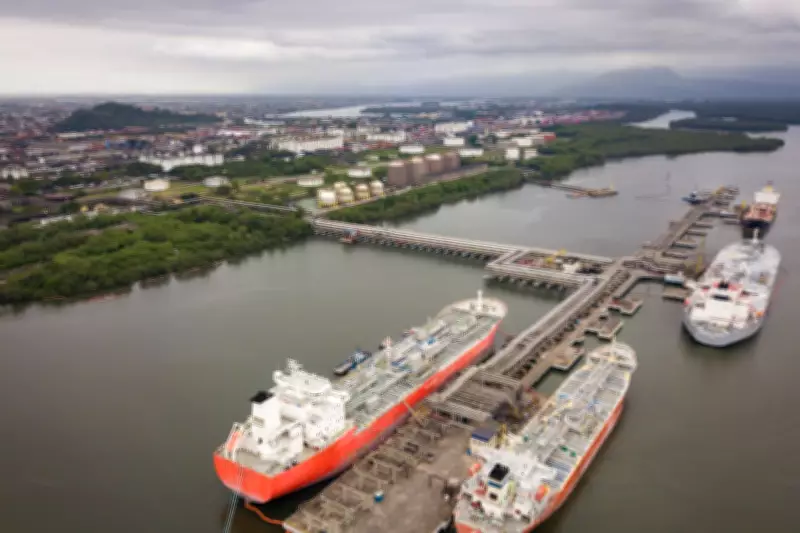 Porto de Santos autoriza atracação prioritária de navio com 20 mil toneladas de gasolina