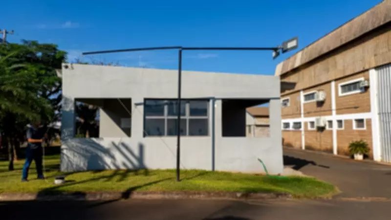 Poste reclinável solar reduz custos e dispensa rede elétrica em áreas rurais e urbanas