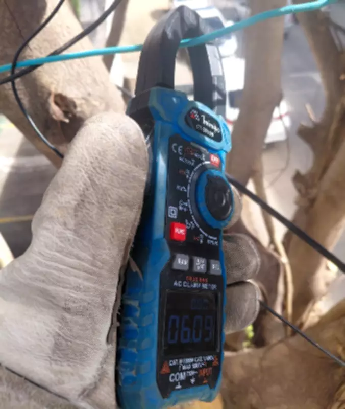 Prédio inteiro flagrado com 'gato' de energia em Campos: duas pessoas presas