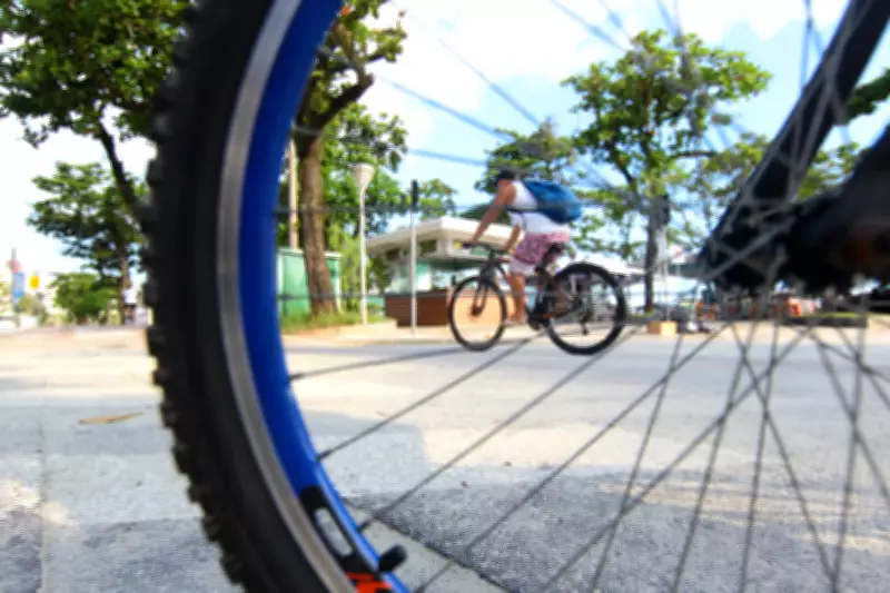 Prefeito de Santos veta projeto que permitia estacionamento de bicicletas na faixa de areia