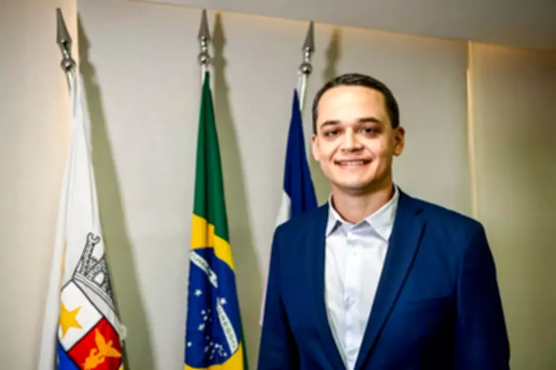 Prefeito de Vitória renuncia para disputar eleições de 2026; vice assume o cargo