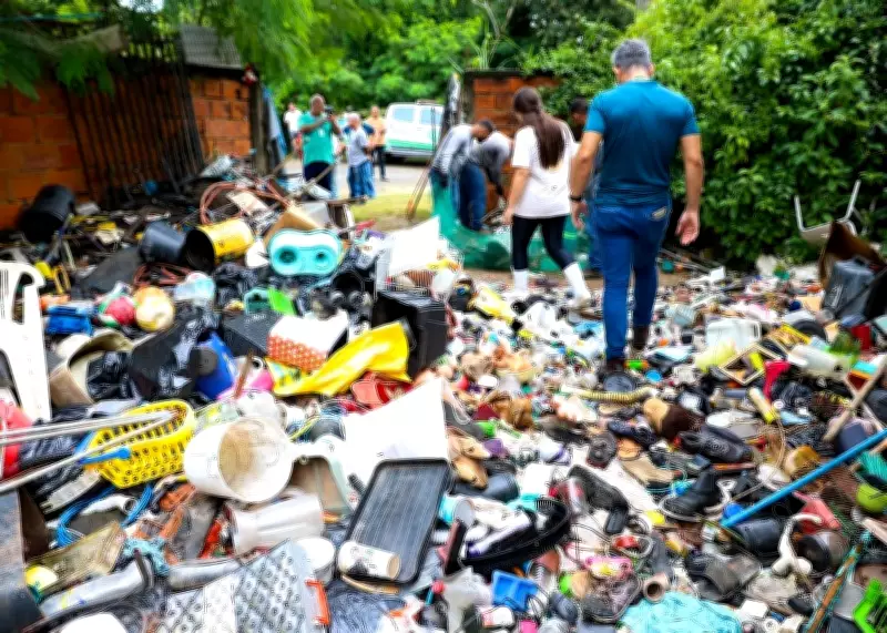 Prefeitura de Santa Bárbara d'Oeste retira seis toneladas de materiais acumulados em casa de idoso