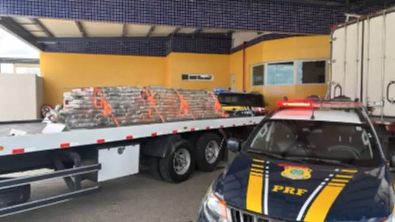 PRF apreende quase 2 toneladas de maconha em teto de caminhão frigorífico na Bahia