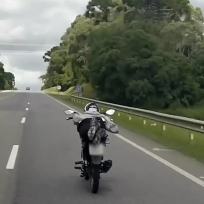 PRF flagra motociclista realizando perigosa manobra 'superman' na BR-116 em Santa Catarina