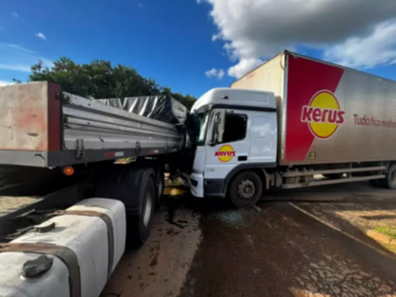 Produto químico tóxico vaza em rodovia após colisão entre caminhões em Bambuí