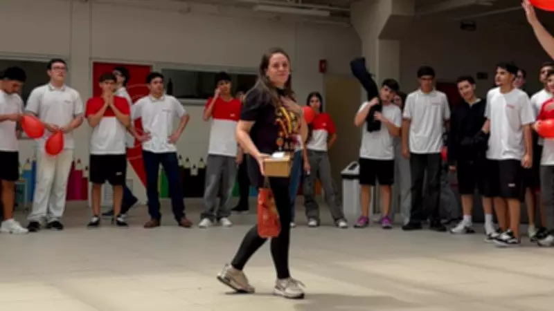 Professora com câncer recebe homenagem emocionante de alunos em Sorocaba