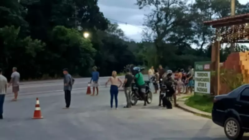 Protestos em Guapimirim após morte de criança de 10 anos atropelada na RJ-122