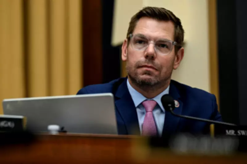Quinta mulher acusa deputado americano Eric Swalwell de estupro após renúncia política