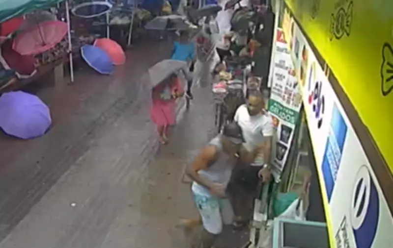 Raio atinge área comercial e causa pânico em Camaragibe, no Grande Recife