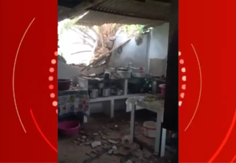 Raio atinge residência rural em Caruaru e destrói parte da casa; família escapou ilesa