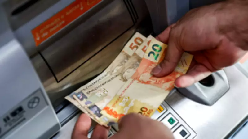 Real brasileiro lidera valorização global frente ao dólar em 2026, superando 10%
