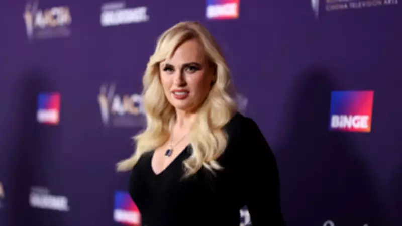 Rebel Wilson reflete sobre imagem corporal após perda de peso e uso de medicamentos