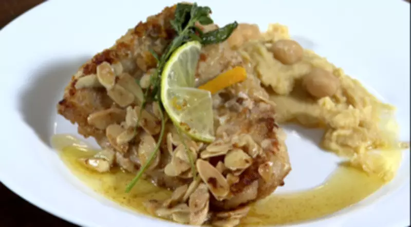 Receita Exclusiva: Filé de Pescada na Manteiga com Amêndoas e Purê de Grão-de-Bico