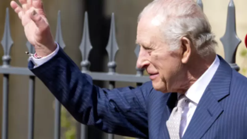 Rei Charles III surpreende moradores em visita nostálgica a loja escocesa de infância